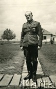 1940, Comisani, Rumunia.
Obóz internowania żołnierzy Wojska Polskiego, kapitan Józef Bzowski - kierownik Referatu Kulturalno-Oświatowego, na kładce ułatwiającej poruszanie się po obozie podczas deszczu.
 Fot. NN, zbiory Ośrodka Karta, album (A-XII). Zdjęcie ze zbioru ocalonego przez pracownika ambasady PRL w Bukareszcie Jerzego Polakowskiego
   
