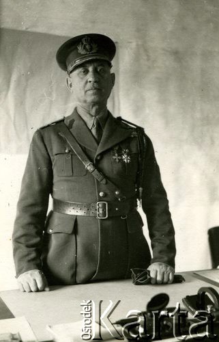 1940, Comisani, Rumunia.
 Komendant obozu internowania dla żołnierzy Wojska Polskiego pułkownik Stefan Chiritescu.
 Fot. NN, zbiory Ośrodka Karta, album (A-XII). Zdjęcie ze zbioru ocalonego przez pracownika ambasady PRL w Bukareszcie Jerzego Polakowskiego
   
