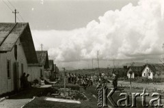 Wrzesień 1940, Targu-Jiu, Rumunia.
 Internowani żołnierze Wojska Polskiego przed barakami, po lewej stronie na trawniku ułożona dekoracja. Widoczna biegnąca przez środek obozu Aleja Prezydenta RP Władysława Raczkiewicza.
 Fot. NN, zbiory Ośrodka Karta, album (A-XIII). Zdjęcie ze zbioru ocalonego przez pracownika ambasady PRL w Bukareszcie Jerzego Polakowskiego
   
