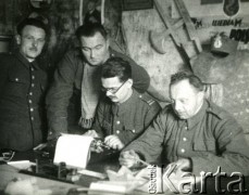 1940, Comisani, Rumunia.
Obóz dla internowanych żołnierzy Wojska Polskiego, w Referacie Kulturalno-Oświatowym siedzą od prawej: Artur Szwarcbrot-Malinowicz i Wacław Księski, za nimi stoi Tadeusz Kustanowicz.
 Fot. NN, zbiory Ośrodka Karta, album (A-XII). Zdjęcie ze zbioru ocalonego przez pracownika ambasady PRL w Bukareszcie Jerzego Polakowskiego
   
