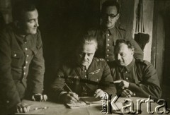 1940, Comisani, Rumunia.
Obóz dla internowanych żołnierzy Wojska Polskiego, siedzą od prawej: Artur Szwarcbrot-Malinowicz, kpt. Józef Bzowski, stoją: Władysław Schimseleiner, Tadeusz Kustanowicz.
 Fot. NN, zbiory Ośrodka Karta, album (A-XII). Zdjęcie ze zbioru ocalonego przez pracownika ambasady PRL w Bukareszcie Jerzego Polakowskiego
   
