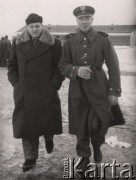 1940, Comisani, Rumunia.
Obóz dla internowanych żołnierzy Wojska Polskiego, od lewej: hrabia Tarnawski i polski komendant obozu w Comisani, podpułkownik dypl. pilot Olgierd Tuskiewicz.
 Fot. NN, zbiory Ośrodka Karta, album (A-XII). Zdjęcie ze zbioru ocalonego przez pracownika ambasady PRL w Bukareszcie Jerzego Polakowskiego
   
