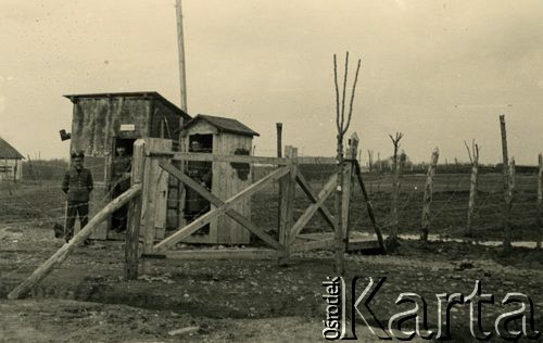 1940, Comisani, Rumunia.
Obóz dla internowanych żołnierzy Wojska Polskiego. Wejście na teren obozu od strony kolei, wartownicy przy bramie.
 Fot. NN, zbiory Ośrodka Karta, album (A-XII). Zdjęcie ze zbioru ocalonego przez pracownika ambasady PRL w Bukareszcie Jerzego Polakowskiego
   
