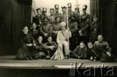 11.11.1940, Targu-Jiu, Rumunia. 
Obóz internowania dla żołnierzy Wojska Polskiego - zespół Teatru Żołnierza Polskiego po zakończonej jednoaktówce autorstwa kpt. Józefa Bzowskiego pt. 