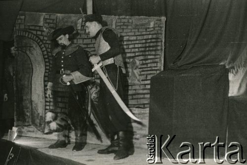 21.01.1940, Comisani, Rumunia.
Obóz dla internowanych żołnierzy Wojska Polskiego. Występ Teatru Żołnierza Polskiego, scena rozmowy Kmicica (Tadeusz Szostak) z Kuklinowskim (Stanisław Baran) ze sztuki autorstwa kpt. Józefa Bzowskiego pt. 