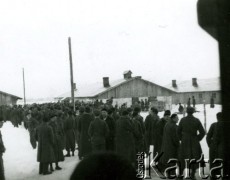 1940, Comisani, Rumunia.
Obóz dla internowanych żołnierzy Wojska Polskiego, pierwszy bunt z powodu nierównomiernego rozdziału poczty, żołnierze przed budynkiem komendantury.
 Fot. NN, zbiory Ośrodka Karta, album (A-XII). Zdjęcie ze zbioru ocalonego przez pracownika ambasady PRL w Bukareszcie Jerzego Polakowskiego
   
