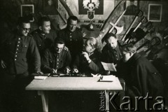 1940, Comisani, Rumunia.
 Pracownicy Referatu Kulturalno-Oświatowego, za stołem siedzą: kapral Wacław Księski, kpt. Józef Bzowski, Artur Szwarcbrot-Malinowicz, Włodzimierz Garcik, stoją od lewej: Władysław Schimseleiner, Tadeusz Kustanowicz, NN.
 Fot. NN, zbiory Ośrodka Karta, album (A-XII). Zdjęcie ze zbioru ocalonego przez pracownika ambasady PRL w Bukareszcie Jerzego Polakowskiego
   
