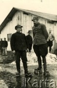 Wiosna 1940, Targu-Jiu, Rumunia.
Obóz internowania dla żołnierzy Wojska Polskiego, dwaj żołnierze z drewienkami przy butach - noszono je wiosną zamiast kaloszy.
 Fot. NN, zbiory Ośrodka Karta, album (A-XIII). Zdjęcie ze zbioru ocalonego przez pracownika ambasady PRL w Bukareszcie Jerzego Polakowskiego
   
