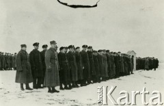 Marzec 1940, Comisani, Rumunia.
Obóz dla internowanych żołnierzy Wojska Polskiego, 13 kompania podczas uroczystego poświęcenia kaplicy.
 Fot. NN, zbiory Ośrodka Karta, album (A-XII). Zdjęcie ze zbioru ocalonego przez pracownika ambasady PRL w Bukareszcie Jerzego Polakowskiego
   
