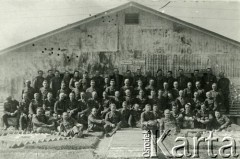 1940, Comisani, Rumunia.
Obóz dla internowanych żołnierzy Wojska Polskiego, żołnierze i oficerowie 13 kompanii przed swoim barakiem, w środku drugiego rzędu siedzi kpt. Pińkowski.
 Fot. NN, zbiory Ośrodka Karta, album (A-XII). Zdjęcie ze zbioru ocalonego przez pracownika ambasady PRL w Bukareszcie Jerzego Polakowskiego
   
