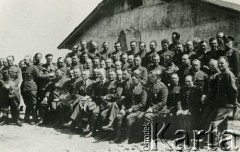 1940, Comisani, Rumunia.
Obóz dla internowanych żołnierzy Wojska Polskiego, oficerowie przed budynkiem kasyna.
 Fot. NN, zbiory Ośrodka Karta, album (A-XII). Zdjęcie ze zbioru ocalonego przez pracownika ambasady PRL w Bukareszcie Jerzego Polakowskiego
   
