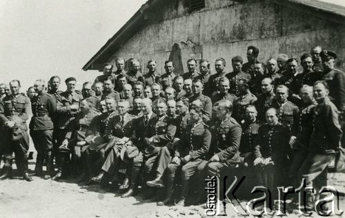 1940, Comisani, Rumunia.
Obóz dla internowanych żołnierzy Wojska Polskiego, oficerowie przed budynkiem kasyna.
 Fot. NN, zbiory Ośrodka Karta, album (A-XII). Zdjęcie ze zbioru ocalonego przez pracownika ambasady PRL w Bukareszcie Jerzego Polakowskiego
   

