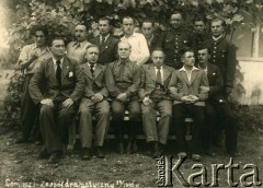 Czerwiec 1940, Comisani, Rumunia.
Obóz internowania dla żołnierzy Wojska Polskiego, członkowie zespołu dramatycznego, siedzą od lewej: Tadeusz Kustanowicz, Roman Dominik, kpt. Józef Bzowski, Artur Szwarcbrot-Malinowicz, Franciszek Piekarz, Stanisław Baran; stoją od lewej: Jan Braszka, Wacław Walkowiak, Jerzy Carenko, Eugeniusz Honkisz, Maksymilian Kohan, Józef Figwer, Józef Gnojek, Władysław Nitoń.
 Fot. NN, zbiory Ośrodka Karta, album (A-XII). Zdjęcie ze zbioru ocalonego przez pracownika ambasady PRL w Bukareszcie Jerzego Polakowskiego
   
