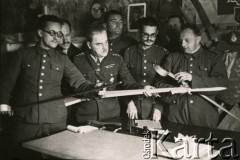 1940, Comisani, Rumunia.
Obóz internowania dla żołnierzy Wojska Polskiego, pracownicy Referatu Kulturalno-Oświatowego oglądają rekwizyty do sztuki Józefa Bzowskiego 
