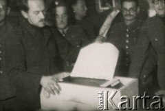 1940, Comisani, Rumunia.
Obóz internowania dla żołnierzy Wojska Polskiego, pracownicy Referatu Kulturalno-Oświatowego; z lewej dekorator teatralny Włodzimierz Garcik, za nim stoi kpt. Józef Bzowski, drugi od prawej kapral Wacław Księski.
 Fot. NN, zbiory Ośrodka Karta, album (A-XII). Zdjęcie ze zbioru ocalonego przez pracownika ambasady PRL w Bukareszcie Jerzego Polakowskiego
   
