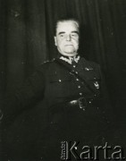 11.04.1940, Comisani, Rumunia.
Obóz internowania dla żołnierzy Wojska Polskiego, kierownik Referatu Kulturalno-Oświatowego kpt. Józef Bzowski. Na odwrocie dedykacja dla Tadeusza Kustanowicza: 