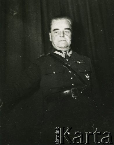 11.04.1940, Comisani, Rumunia.
Obóz internowania dla żołnierzy Wojska Polskiego, kierownik Referatu Kulturalno-Oświatowego kpt. Józef Bzowski. Na odwrocie dedykacja dla Tadeusza Kustanowicza: 