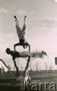 1940, Comisani, Rumunia.
Obóz internowania dla żołnierzy Wojska Polskiego, akrobaci podczas ćwiczeń - Tadeusz Szostak, Roman Czerwiński, Paweł Ziora.
 Fot. NN, zbiory Ośrodka Karta, album (A-XII). Zdjęcie ze zbioru ocalonego przez pracownika ambasady PRL w Bukareszcie Jerzego Polakowskiego
   
