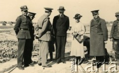 Czerwiec 1940, Comisani, Rumunia.
Obóz internowania dla żołnierzy Wojska Polskiego, stoją od lewej: major Leszek Bielczyk, inspektor pułkownik Jon Michai, dyrektor YMCA Tadeusz Świerczyński, Angielka Wanghty Wylie Kocurek, komendant obozu pułkownik Stefan Chiritescu.
 Fot. NN, zbiory Ośrodka Karta, album (A-XII). Zdjęcie ze zbioru ocalonego przez pracownika ambasady PRL w Bukareszcie Jerzego Polakowskiego
   
