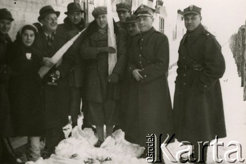 10.01.1940, Comisani, Rumunia.
Obóz internowania dla żołnierzy Wojska Polskiego. Odwiedziny zespołu 