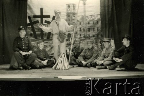 11.11.1940, Targu-Jiu, Rumunia.
Obóz internowania dla żołnierzy Wojska Polskiego, zespół Teatru Żołnierza Polskiego w trakcie sztuki Józefa Bzowskiego pt. 