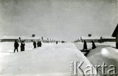 Zima 1939-1940, Targu-Jiu, Rumunia.
Obóz internowania żołnierzy Wojska Polskiego, Aleja Generała Władysława Sikorskiego, po obu stronach baraki mieszkalne.
 Fot. NN, zbiory Ośrodka Karta, album (A-XIII). Zdjęcie ze zbioru ocalonego przez pracownika ambasady PRL w Bukareszcie Jerzego Polakowskiego
   
