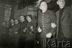 28.03.1940, Targoviste, Rumunia.
Obóz internowania dla żołnierzy Wojska Polskiego, przedstawienie pt. „Szlakiem Naszych Ojców” przygotowane przez kpt. Józefa Bzowskiego z Referatu Kulturalno-Oświatowego obozu Internowania Żołnierzy WP w Comisani; akt III, na scenie od prawej: NN, Tadeusz Kustanowicz, NN, Jerzy Carenko, Artur Szwarcbrot-Malinowicz.
 Fot. NN, zbiory Ośrodka Karta, album (A-XIII). Zdjęcie ze zbioru ocalonego przez pracownika ambasady PRL w Bukareszcie Jerzego Polakowskiego
   
