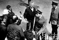 1.05.1988, Warszawa, Polska.
Interwencja milicji podczas manifestacji przed kościołem św. Stanisława Kostki.
Fot. Wojciech Druszcz, zbiory Ośrodka KARTA