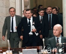 6.02-5.04.1989, Warszawa, Polska. 
Pałac Namiestnikowski, obrady Okrągłego Stołu, do sali kolumnowej wchodzą: Tadeusz Mazowiecki i Lech Wałęsa, za nimi: Leszek Miller, Bronisław Geremek i Aleksander Kwaśniewski.
Fot. Wojciech Druszcz, zbiory Ośrodka KARTA