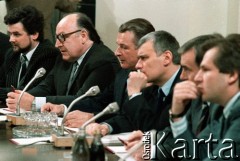 6.02-5.04.1989, Warszawa, Polska. 
Pałac Namiestnikowski, obrady Okrągłego Stołu. Na zdjęciu przedstawiciele strony rządowo-koalicyjnej, od lewej: Zbigniew Sobotka, Stanisław Ciosek, Czesław Kiszczak, Marek Hołdakowski, Leszek Miller i Aleksander Kwaśniewski. 
Fot. Wojciech Druszcz, zbiory Ośrodka KARTA