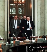 6.02-5.04.1989, Warszawa, Polska. 
Pałac Namiestnikowski, obrady Okrągłego Stołu. Do sali kolumnowej wchodzą: Lech Wałęsa, Tadeusz Mazowiecki, Bronisław Geremek i Andrzej Wielowieyski (w głębi).
Fot. Wojciech Druszcz, zbiory Ośrodka KARTA