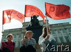 1.05.1989, Warszawa, Polska.
Obchody Święta Pracy. Dzieci z flagami Polskiej Partii Socjalistycznej pod pomnikiem Mikołaja Kopernia.
Fot. Wojciech Druszcz, zbiory Ośrodka KARTA