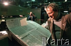 Maj 1989, Warszawa, Polska.
Dom Słowa Polskiego, Adam Michnik ogląda pierwszy numer 