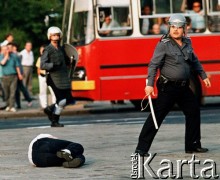 3.07.1989, Warszawa, Polska.
Manifestacja Konfederacji Polski Niepodległej. Interwencja milicji, na ulicy leży uczestnik demonstracji.
Fot. Wojciech Druszcz, zbiory Ośrodka KARTA