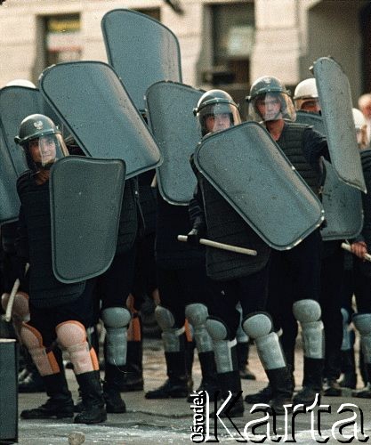3.07.1989, Warszawa, Polska.
Interwencja milicji podczas manifestacji Konfederacji Polski Niepodległej.
Fot. Wojciech Druszcz, zbiory Ośrodka KARTA