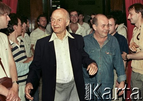 1989, Warszawa, Polska.
Kampania przed wyborami parlamentarnymi. Spotkanie z wyborcami w kinie Wisła, w środku kandydaci do Sejmu Jacek Kuroń (z prawej) i Władysław Siła-Nowicki.
Fot. Wojciech Druszcz, zbiory Ośrodka KARTA