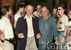 1989, Warszawa, Polska.
Kampania przed wyborami parlamentarnymi. Spotkanie z wyborcami w kinie Wisła, w środku kandydaci do Sejmu Jacek Kuroń (z prawej) i Władysław Siła-Nowicki.
Fot. Wojciech Druszcz, zbiory Ośrodka KARTA