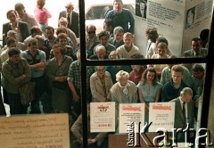 1989, Warszawa, Polska.
Kampania wyborcza przed wyborami parlamentarnymi. Warszawiacy przed siedzibą Biura Wyborczego 
