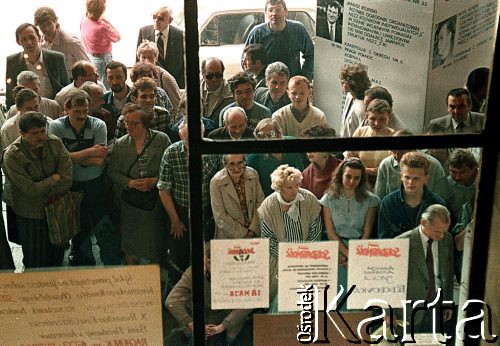 1989, Warszawa, Polska.
Kampania wyborcza przed wyborami parlamentarnymi. Warszawiacy przed siedzibą Biura Wyborczego 