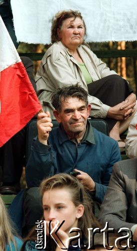 1989, Warszawa, Polska.
Kampania wyborcza przed wyborami parlamentarnymi. Uczestnicy wiecu wyborczego, m.in. mężczyzna z flagą.
Fot. Wojciech Druszcz, zbiory Ośrodka KARTA