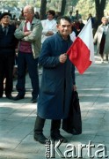 1989, Warszawa, Polska.
Kampania wyborcza przed wyborami parlamentarnymi. Mężczyzna z flagą uczestniczący w wiecu wyborczym. 
Fot. Wojciech Druszcz, zbiory Ośrodka KARTA
