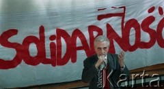 1989, Warszawa, Polska.
Kampania wyborcza przed wyborami parlamentarnymi. Aktor Andrzej Łapicki w czasie spotkania przedwyborczego na Politechnice Warszawskiej.
Fot. Wojciech Druszcz, zbiory Ośrodka KARTA.