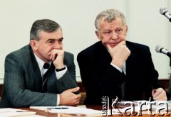 1989, Warszawa, Polska.
Ostatnie Plenum Komitetu Centralnego Polskiej Zjednoczonej Partii Robotniczej, na zdjęciu Leszek Miller i Mieczysław Rakowski.
Fot. Wojciech Druszcz, zbiory Ośrodka KARTA