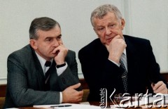 1989, Warszawa, Polska.
Ostatnie Plenum Komitetu Centralnego Polskiej Zjednoczonej Partii Robotniczej, na zdjęciu Leszek Miller i Mieczysław Rakowski.
Fot. Wojciech Druszcz, zbiory Ośrodka KARTA