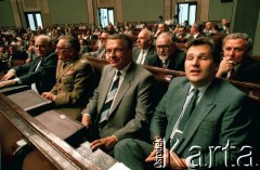 2.08.1989, Warszawa, Polska.
Posiedzenie Sejmu, wybór gen. Czesława Kiszczaka na premiera. W pierwszym rzędzie (od prawej): Aleksander Kwaśniewski, kandydat na premiera gen. Czesław Kiszczak i gen. Florian Siwicki.
Fot. Wojciech Druszcz, zbiory Ośrodka KARTA