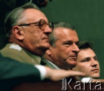 2.08.1989, Warszawa, Polska.
Posiedzenie Sejmu, wybór gen. Czesława Kiszczaka na premiera. Od lewej: gen. Florian Siwicki, gen. Czesław Kiszczak, Aleksander Kwaśniewski.
Fot. Wojciech Druszcz, zbiory Ośrodka KARTA