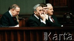 24.08.1989, Warszawa, Polska.
Sejm, wybór Tadeusza Mazowieckiego na premiera. Obok T. Mazowieckiego Leszek Balcerowicz i Czesław Janicki, w drugim rzędzie Krzysztof Skubiszewski.
Fot. Wojciech Druszcz, zbiory Ośrodka KARTA
