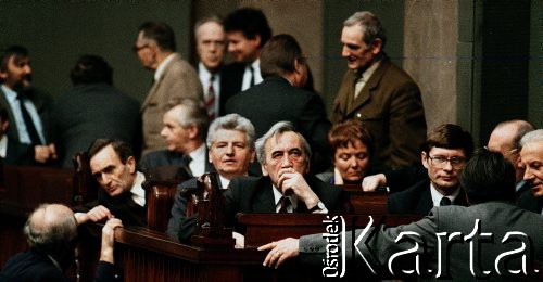 24.08.1989, Warszawa, Polska.
Sejm, wybór Tadeusza Mazowieckiego na premiera. Obok T. Mazowieckiego Leszek Balcerowicz, 1. z prawej Czesław Janicki, 1. z lewej Henryk Samsonowicz, w głębi Izabella Cywińska.
Fot. Wojciech Druszcz, zbiory Ośrodka KARTA
