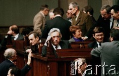 24.08.1989, Warszawa, Polska.
Sejm, wybór Tadeusza Mazowieckiego na premiera. Obok T. Mazowieckiego Leszek Balcerowicz, 1. z lewej Henryk Samsonowicz, w głębi Izabella Cywińska.
Fot. Wojciech Druszcz, zbiory Ośrodka KARTA
