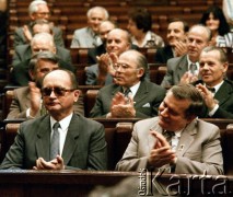 04.07.1989, Warszawa, Polska.
Inauguracyjne posiedzenie Senatu I kadencji w Sali Posiedzeń w Sejmie. W pierwszym rzędzie od lewej: przewodniczący Rady Państwa gen. Wojciech Jaruzelski, przewodniczący NSZZ 